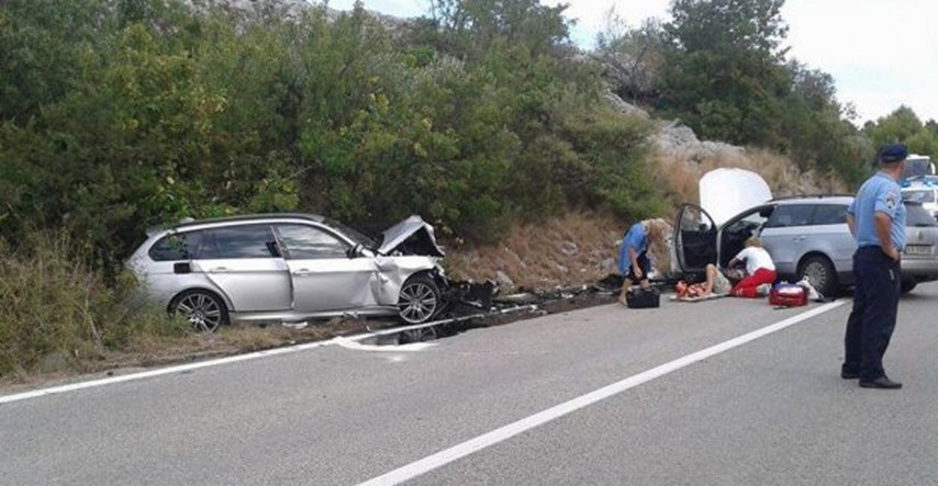 U prometnoj nesreći kod Dubrovnika teško ozlijeđene 4 osobe, liječnici se bore za njihove živote